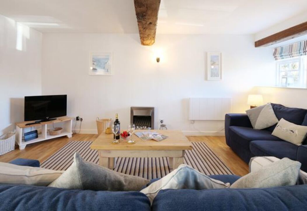 Ground Floor Beamed Cottage in quiet courtyard,rural hamlet near Coast.Free WiFi