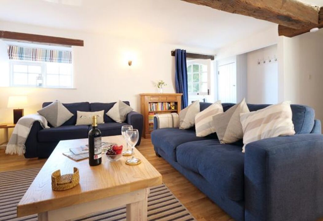 Ground Floor Beamed Cottage in quiet courtyard,rural hamlet near Coast.Free WiFi