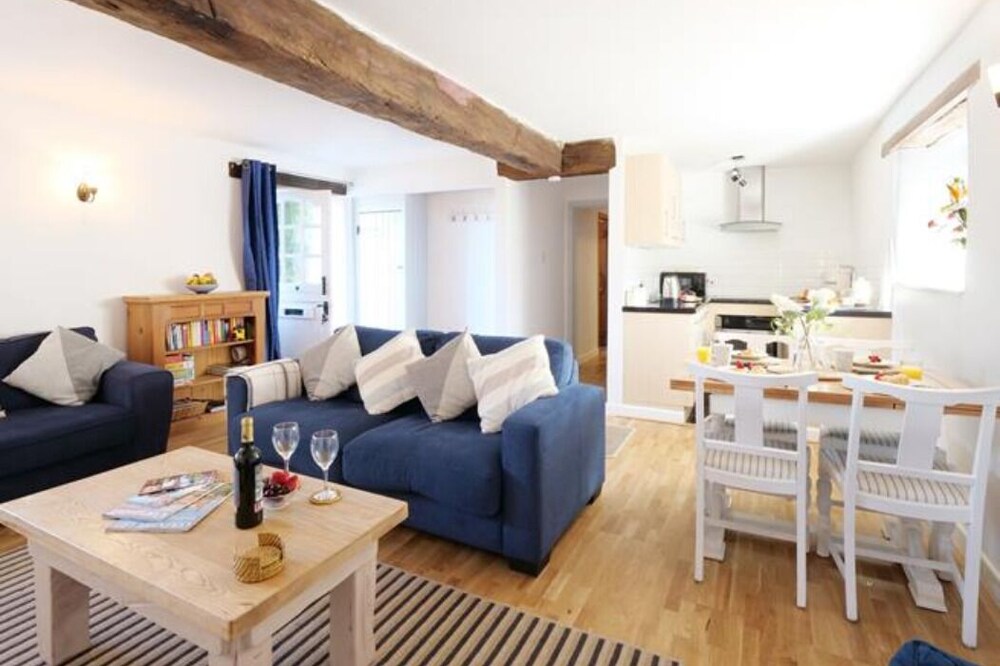 Ground Floor Beamed Cottage in quiet courtyard,rural hamlet near Coast.Free WiFi