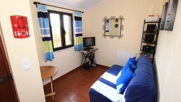 Televisión, reproductor de DVD, libros y estéreo