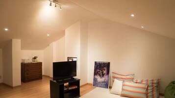6 bedrooms, iron/ironing board, WiFi