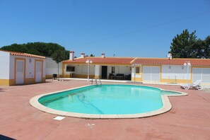 Outdoor pool - Farm with 6000 meters square, with green areas, swimming pool in quiet. (Palmela)