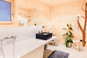 Bañera, secador de pelo, toallas