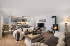 TV, fireplace, DVD player, books