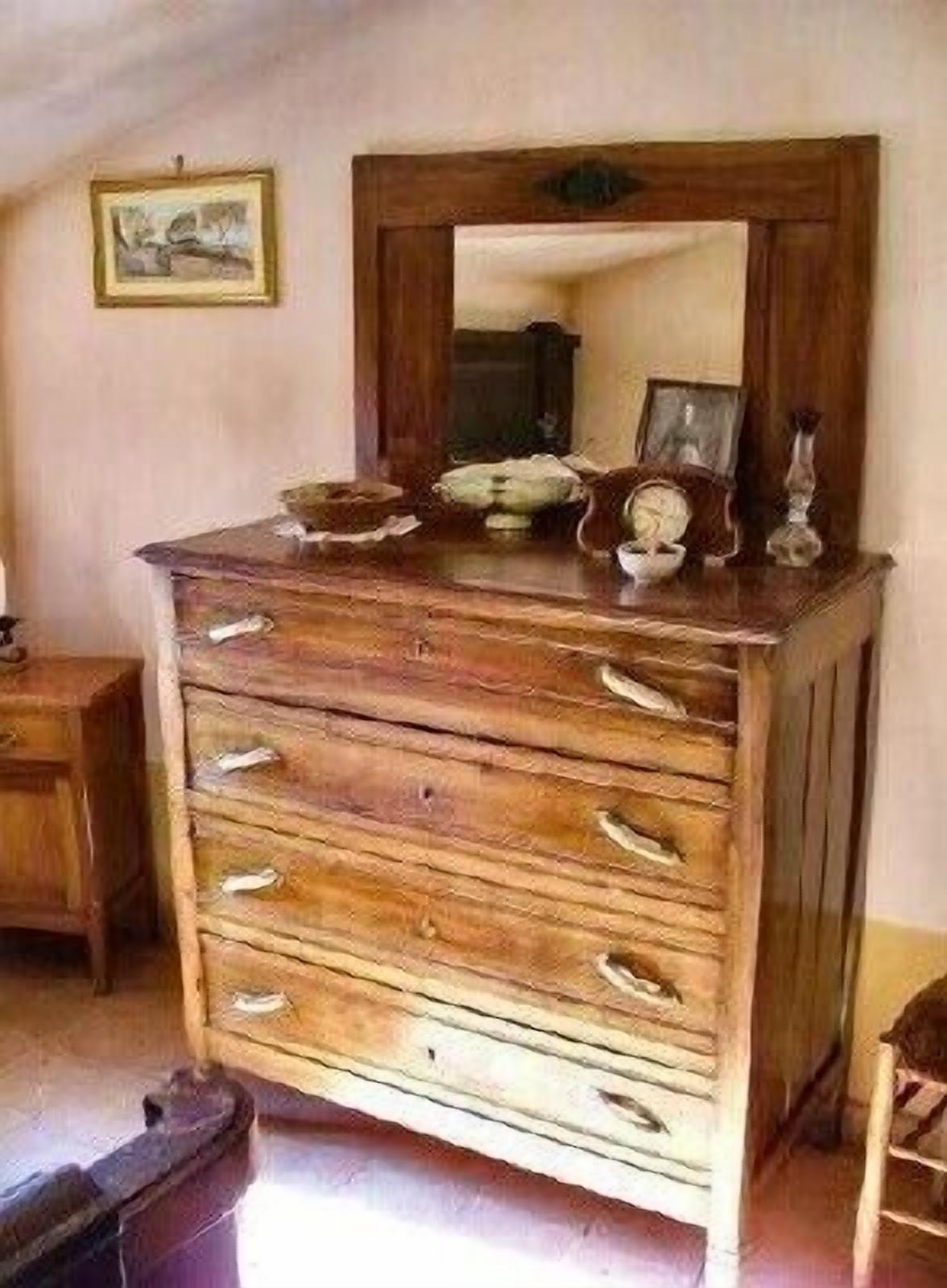 Een houten dressoir met meerdere lades en een spiegel.