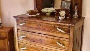 Een houten dressoir met meerdere lades en een spiegel.