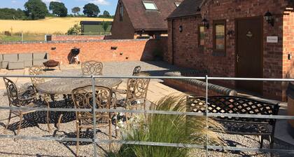Granary at Oaks Barn Farm, Kadai fire bowl & optional hot tub, country location
