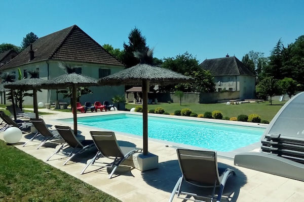 Piscine .Terrasse .Parc