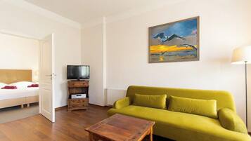 Fernseher, DVD-Player, Videothek, Stereoanlage