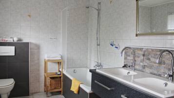Badewanne, Haartrockner, Handtücher, Seife