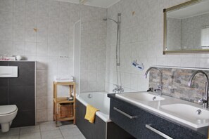 Badewanne, Haartrockner, Handtücher, Seife