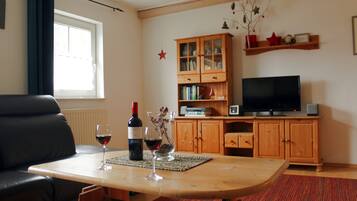Fernseher, Tischfußball, Tischtennisplatte, Bücher