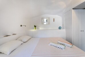 3 habitaciones, escritorio y tabla de planchar con plancha 