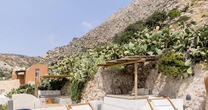 Perinteiset viljelijöiden salaiset luolat monimutkainen @ Emporio, Santorini
