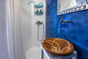 Een haardroger, handdoeken, zeep, shampoo