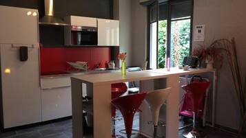 Réfrigérateur, micro-ondes, four, plaque de cuisson