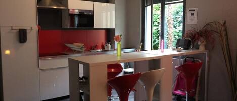 Kühlschrank, Mikrowelle, Ofen, Herdplatte