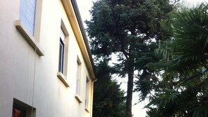 A narrow street with a building on the left. - Beautiful T3 "design", 4 *, quiet in the garden, town center -2 bedrooms, 2/5 people (Lourdes)