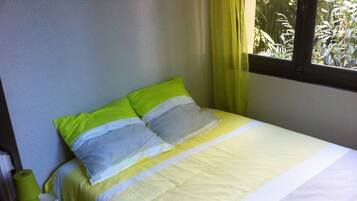 2 slaapkamers, een strijkplank/strijkijzer, gratis wifi, beddengoed