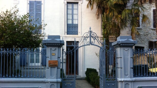 A gated entrance with a wrought iron gate, a stone wall, and a small gatehouse. - Beautiful T3 "design", 4 *, quiet in the garden, town center -2 bedrooms, 2/5 people (Lourdes)