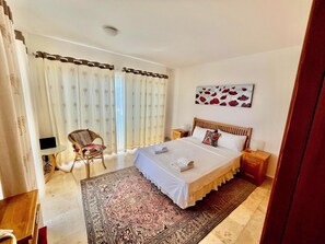 4 bedrooms, in-room safe, desk, iron/ironing board