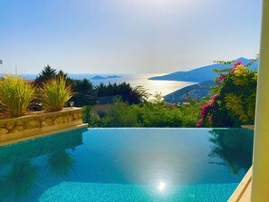Outdoor pool - Luxury spacious Villa, stunning panoramic views of Kalkan Bay and the harbour (Kızıltaş)