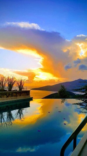 Outdoor pool - Luxury spacious Villa, stunning panoramic views of Kalkan Bay and the harbour (Kızıltaş)