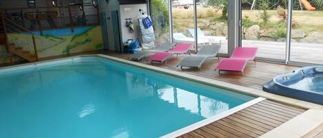 Piscina coperta, una piscina riscaldata