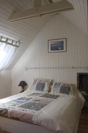 4 bedrooms, iron/ironing board, travel cot, free WiFi