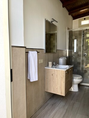 Doccia, asciugacapelli, bidet, asciugamani