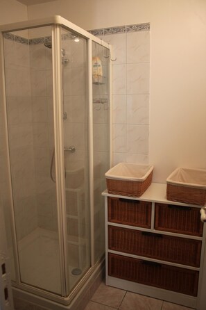 Shower, hair dryer, towels - CHARMING CAEN STONE HOUSE 150 M FROM THE SEA/WIFI/VELOS (Lion-Sur-Mer)