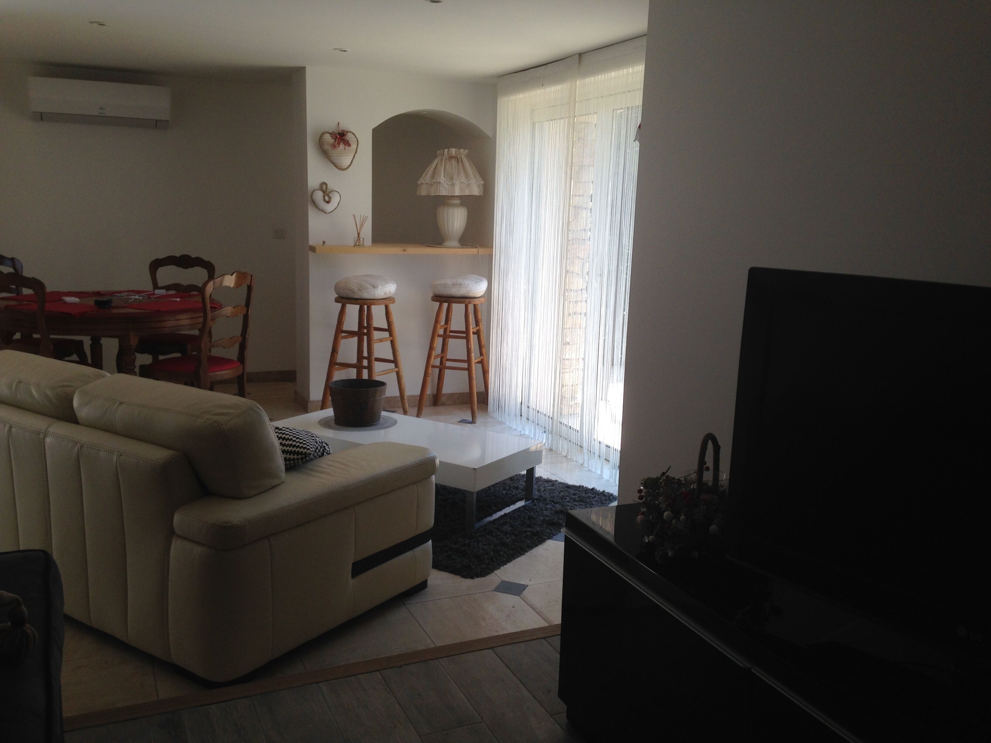 2 bedroom apartment with pool and partial air conditioning, sleeps 4
