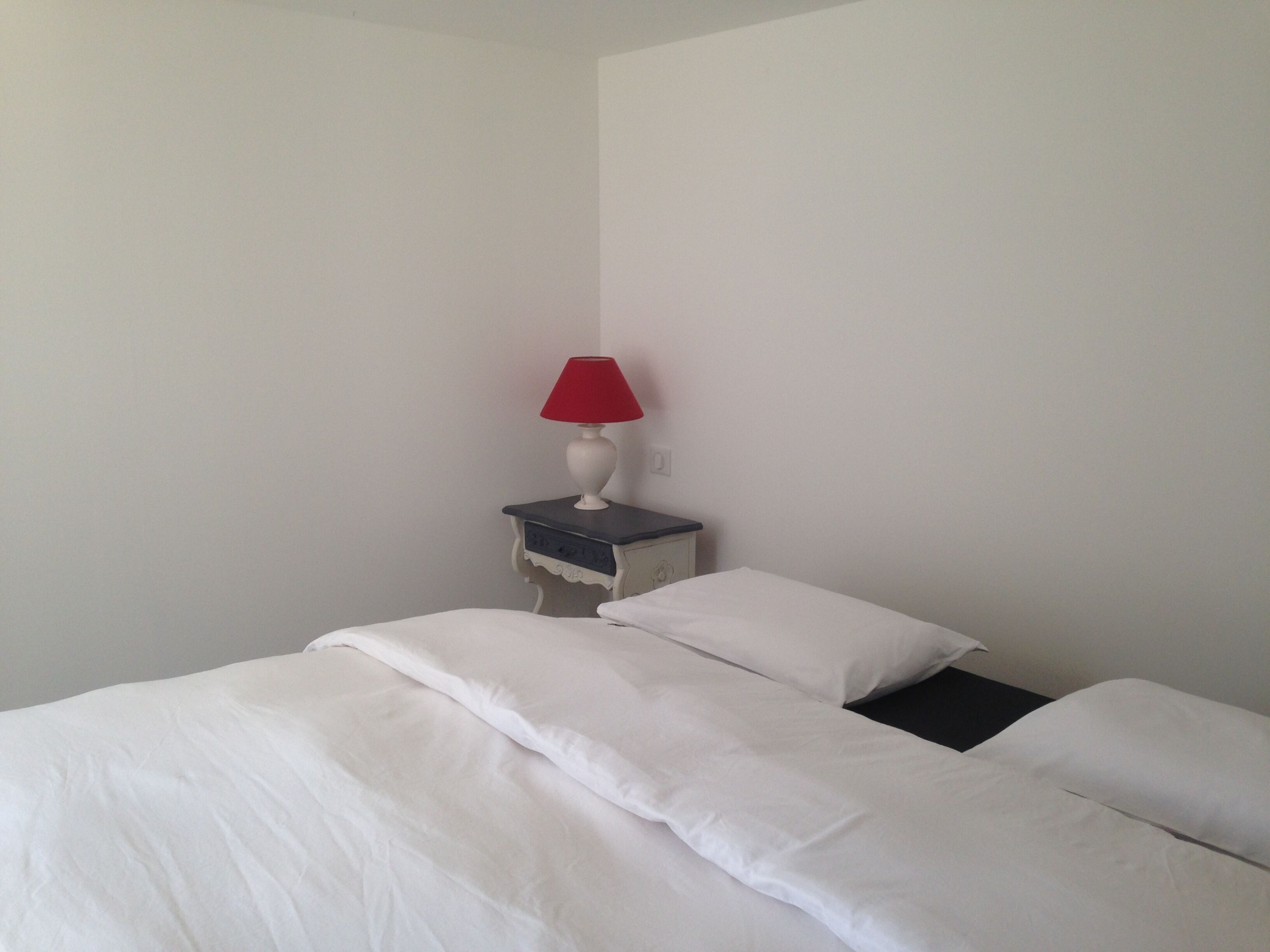 2 bedroom apartment with pool and partial air conditioning, sleeps 4