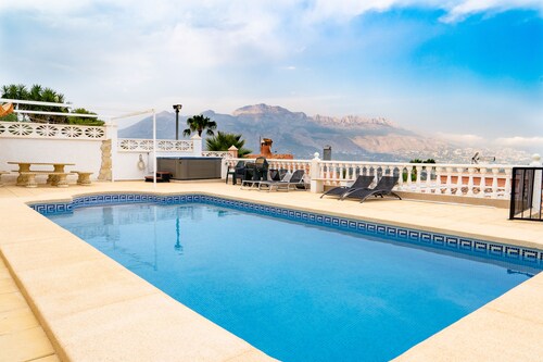 villa redone, swimming pool, jacuzzi, sea view 4 bdr 2 bath / calm assured