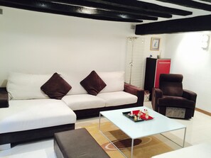 TV, caminetto, lettore DVD, impianto stereo