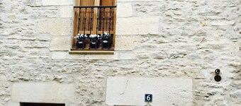 DULANTZIKO Arbola. Een oud huis. Een modern huis