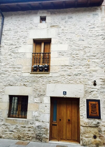 DULANTZIKO Arbola. An old house. A modern home