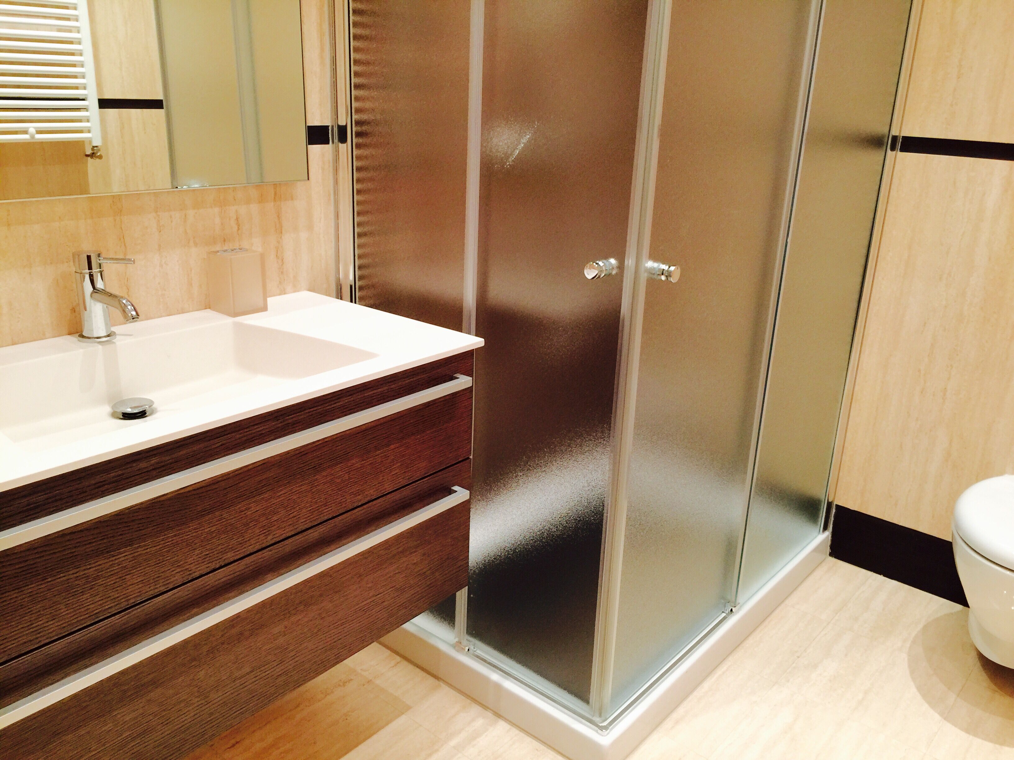 Bathtub, hair dryer, bidet, towels