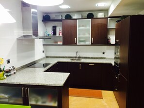 Kühlschrank, Mikrowelle, Ofen, Herdplatte