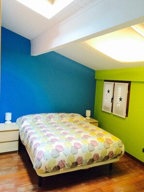 3 bedrooms, travel crib, free WiFi, bed sheets