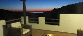 Typisches kleines Haus von San Pietro mit Blick auf die Landschaft und das Meer, ein maurischer Wachposten