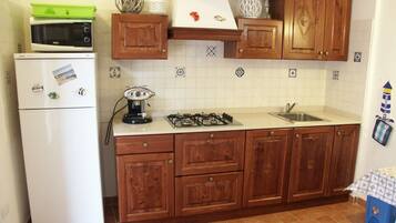 Frigorífico, microondas, placa de cocina y lavavajillas