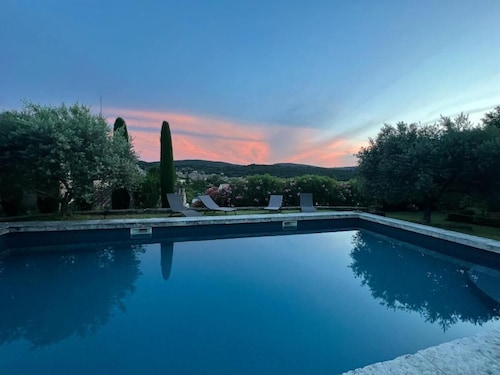 Charming country house with swimming pool at the foot of Mont Ventoux