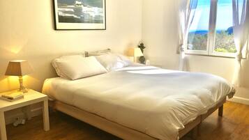 3 slaapkamers, een bureau, een strijkplank/strijkijzer, reisbedje