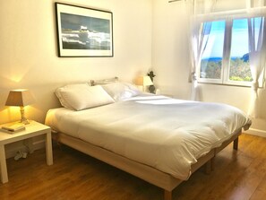 3 slaapkamers, een bureau, een strijkplank/strijkijzer, reisbedje