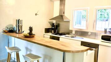 Een koelkast, een microgolfoven, een oven, een kookplaat