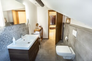 Regadera, secadora de cabello, toallas, jabón 