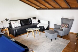 Televisión y chimenea 