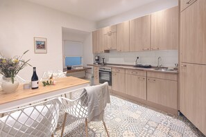 ثلاجة، فرن، موقد طهي مسطح، غسالة أطباق