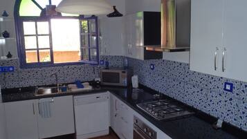 冰箱、微波炉、烤箱、炉灶